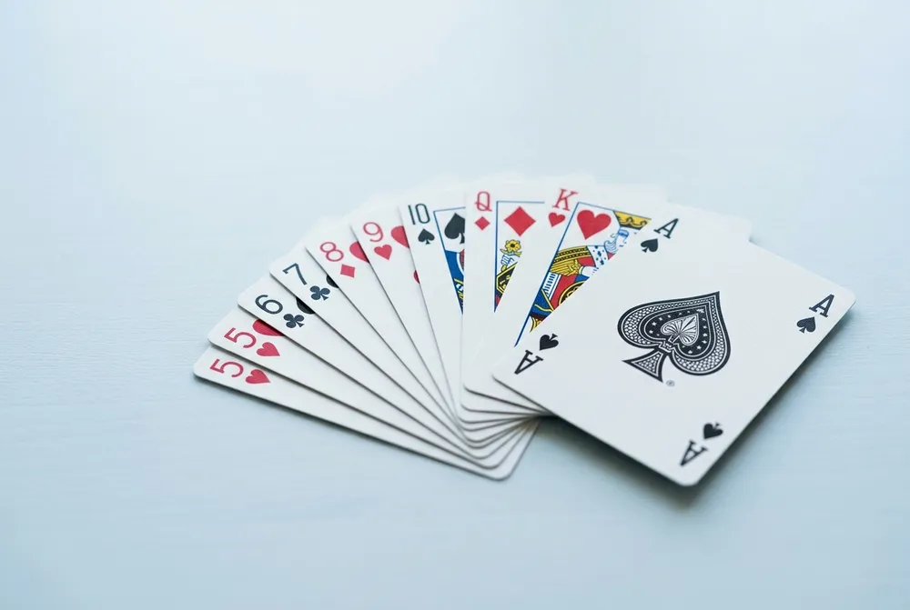 Pelikorttien viuhka – korttien todennäköisyys ja pokerikädet